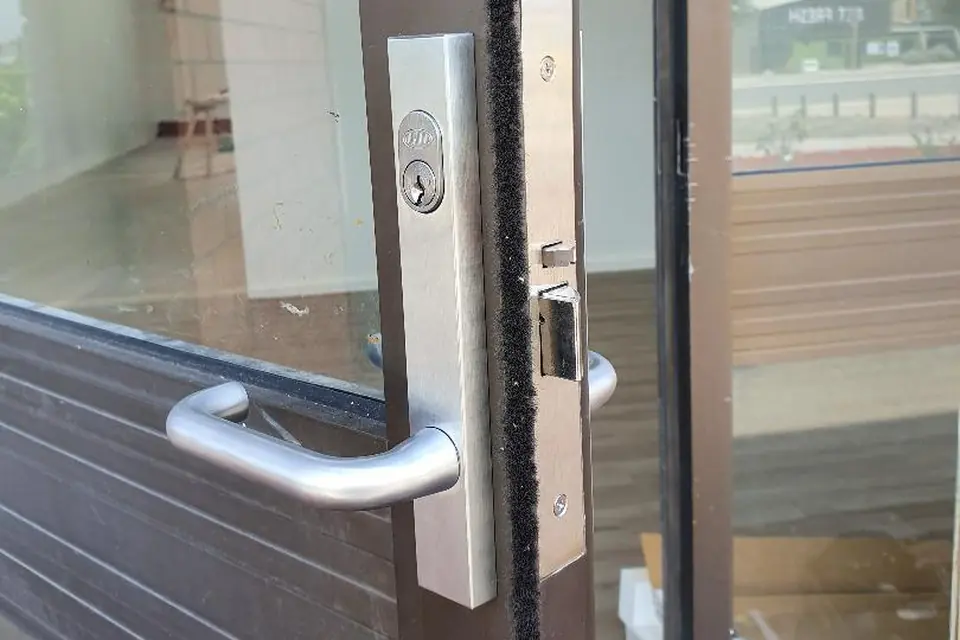 New mortice lock and lever handle installed on a commercial aluminium shopfront door in Perth
